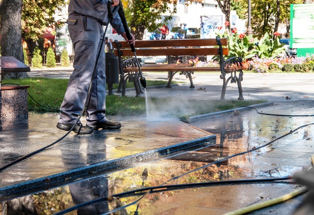 Wąż do myjki ciśnieniowej pracownika utrzymania czystości miejskiej